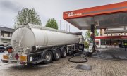 A fuel tanker at a petrol station in Braga. (© picture-alliance/dpa)