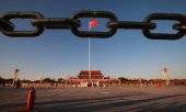Juin 2019, le drapeau de la République populaire de Chine flotte sur la place Tiananmen. (© picture-alliance/dpa)