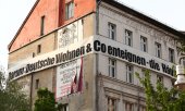 Auf einem Transparent wird die Enteignung des Immobilienunternehmens Deutsche Wohnen gefordert. (© picture-alliance/dpa)