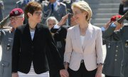 Annegret Kramp-Karrenbauer and her predecessor Ursula von der Leyen. (© picture-alliance/dpa)