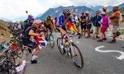 Fans cheers on the cyclists on the way up to the Col du Galibier. (© picture-alliance/dpa)