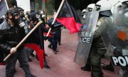 Polizei und Demonstranten stehen sich 2009 am ersten Jahrestag der Ermordung des 15-jährigen Alexandros Grigoropoulos gegenüber. (© picture-alliance/dpa)