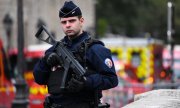 Paris'teki saldırının ardından bir polis memuru. (© picture-alliance/dpa)