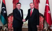 Le président turc, Recep Tayyip Erdoğan, et le chef du gouvernement d'union national libyen, Fayez Al-Sarraj. (© picture-alliance/dpa)