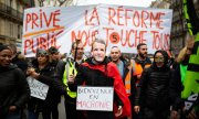 Banner with the words "Private and public sectors: the reform affects us all" in Paris on January 9th. (© picture-alliance/dpa)