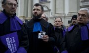 Auf dem "Marsch der tausend Roben" protestierten am 11. Januar 2020 in Warschau Juristen und andere Bürger gegen das geplante Gesetz. (© picture-alliance/dpa)