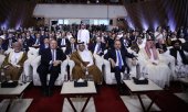 Die verhandelnden Parteien in Doha, unter anderem US-Außenminister Mike Pompeo (2. von links) und Taliban-Vizechef Mullah Abdul Ghani Baradar (rechts). (© picture-alliance/dpa)