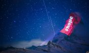 A light installation by Swiss artist Gerry Hofstetter on the Matterhorn. (© picture-alliance/dpa)