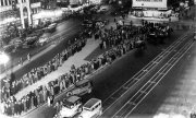 Menschen am New Yorker Times Square stehen am 13. Februar 1932 Schlange für Sandwiches und Kaffee. (© picture-alliance/dpa)