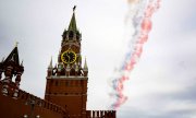 Military jets leave trails over Moscow on 9 May 2020. (© picture-alliance/dpa)