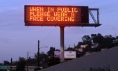"Dans les lieux publics, veuillez porter le masque" - affichage public à Los Angeles. (© picture-alliance/dpa)
