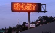 "In der Öffentlichkeit bitte Maske tragen" - Hinweisschild in Los Angeles. (© picture-alliance/dpa)