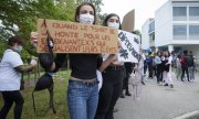 Cenevre'de 'utanç tişörtü'nü protesto eden öğrenciler. (© picture-alliance/dpa)