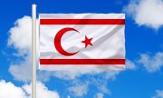 The flag of Northern Cyprus. (© picture-alliance/dpa)