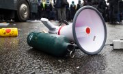 Am Rande einer Demonstration in Berlin gegen die Änderung des Infektionsschutzgesetzes. (© picture-alliance/dpa/Emmanuele Contini)