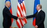 Vladimir Poutine et Joe Biden en 2011, alors respectivement Premier ministre russe et vice-président américain, lors de l'entrée en vigueur du traité New Start. (© picture-alliance/dpa)