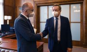 Jan Blatný (left) hands over his office to Petr Arenberger. (© picture-alliance/Michaela Rihova)