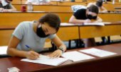 Admission examination for medical school in Malaga, Spain - with compulsory masks. (© picture-alliance/Francis Gonzalez)
