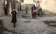 Internally displaced persons in a makeshift camp in Kabul. (© picture-alliance/Sayed Zakeria)