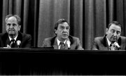 1991 yılında ülkenin yeni liderleri olduklarını açıklayan Boris Pugo, Gennadi Yanayev ve Oleg Baklanov (soldan sağa). (© picture-alliance/dpa)