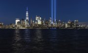 Le 11 septembre, l'installation "Tribute in Light" illumine l'espace qu'occupaient les tours du World Trade Center. (© picture-alliance/AP/Stefan Jeremiah)