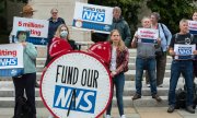 Demonstrators protest outside the British parliament buildings against long waiting lists in the NHS health service. (© picture alliance/NurPhoto/WIktor Szymanowicz)