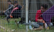 People in a camp near the border between Lithuania and Belarus. (© picture-alliance/dpa/Sputnik/Valdemar Doveiko)