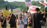 Протесты против нелегальной практики высылки беженцев близ боснийско-хорватской границы, июнь 2021 года. (© picture-alliance/ASSOCIATED PRESS/Эдо Зулич)