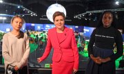 Activists Greta Thunberg and Vanessa Nakate with Scottish First Minister Nicola Sturgeon in Glasgow on November 1. (© picture alliance/empics/Andy Buchanan)