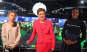 Die Aktivistinnen Greta Thunberg und Vanessa Nakate mit der schottischen Premierministerin Nicola Sturgeon am 01.11. in Glasgow.  (© picture alliance/empics/Andy Buchanan)