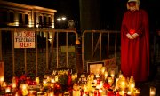 "Her heart was still beating too": candles outside the Polish Constitutional Tribunal building. (© picture-alliance/NurPhoto/Piotr Lapinski)