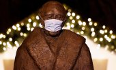 Whether there will be Christmas markets this year remains uncertain. Here the statue of Konrad Adenauer on Cologne's Neumarkt square. (© picture alliance / Geisler-Fotopress/Christoph Hardt/Geisler-Fotopress)