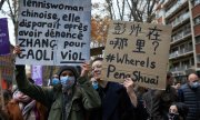 Demonstrators demand an investigation into the Peng case at a protest against violence against women in Toulouse. (© picture alliance/NurPhoto/Alain Pitton)