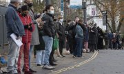People waiting for booster jabs at a vaccine bus in London on December 13. (© picture alliance/AA/Ray Tang)