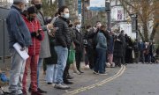 Lange Schlange von Booster-Willigen vor einem Impfbus in London am 13. Dezember. (© picture alliance/AA/Ray Tang)