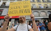 A demonstrator in Madrid protests the taboo surrounding suicide. (© picture alliance/NurPhoto/Oscar Gonzalez)