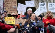 Stella Moris, Partnerin von Julian Assange, spricht vor dem High Court in London am 24. Januar. (© picture alliance / ASSOCIATED PRESS / Alberto Pezzali)