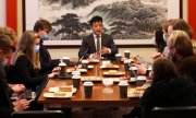 Chinas Geschäftsträger in Vilnius, Qu Baihua, bei einer Pressekonferenz im Dezember 2021. Peking hat seine Botschaft in Vilnius zur Geschäftsstelle herabgestuft. (© picture alliance/Xinhua News Agency)
