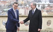 Polens Premier Mateusz Morawiecki (links) in Prag mit seinem tschechischen Amtskollegen Petr Fiala. (© picture alliance/dpa/CTK/Michal Kamaryt)