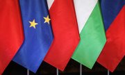 Флаги ЕС и четырёх стран-членов Вишеградской группы: Словакии, Польши, Чехии и Венгрии. 17 марта 2021 года в Кракове, Польша. (© picture-alliance/ZUMAPRESS.com/Филип Радванский)