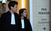 Les avocats de Salah Abdeslam, Martin Vettes (gauche) et Olivia Ronen, à leur entrée dans la cour d'assises spéciale, à Paris, le mercredi 29 juin 2022. (© picture alliance / ASSOCIATED PRESS / Michel Euler)