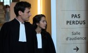 Die Anwälte von Salah Abdeslam, Martin Vettes (links) und Olivia Ronen, kommen am Mittwoch, 29. Juni 2022, in Paris zum Gerichtssaal. (© picture alliance / ASSOCIATED PRESS / Michel Euler)