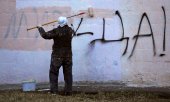 Graffiti saying "Yes to Peace" being painted over in St. Petersburg (© picture alliance/ASSOCIATED PRESS/Uncredited)