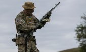 Солдат-доброволец украинской армии во время подготовки в конце августа. (© picture-alliance/Associated Press/Эндрю Кравченко)