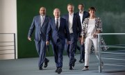 Almanya Şansölyesi Olaf Scholz (soldan ikinci), Maliye Bakanı Christian Lindner (soldan üçüncü) ve iktidar partilerinden üyeler, SPD, Yeşiller ve FDP'nin koalisyon komitesinde gerçekleştirdiği görüşmelerinin ardından basın toplantısına giderken. (© picture alliance/dpa / Michael Kappeler)