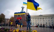 13 Kasım'da Herson'daki Özgürlük Meydanı'nda Ukrayna bayrağı yeniden dalgalanıyor. (© picture alliance/ASSOCIATED PRESS/Efrem Lukatsky)