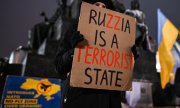 'Россия - государство-террорист', - гласит плакат на демонстрации в Кракове, 18 ноября 2022 года. (© picture-alliance/NurPhoto/Артур Видак)