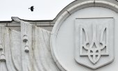 Герб Украины на здании Верховной Рады в Киеве. (© picture alliance/dpa/ТАСС/Виталий Залесский)
