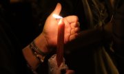 A candle for femicide victims during protests in Madrid 2021. (© picture alliance / NurPhoto / Alvaro Laguna)