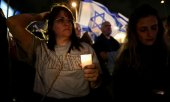 Kerzen für die Opfer bei einer Demo gegen Netanjahus Regierung. (© picture alliance / AA / Mostafa Alkharouf)